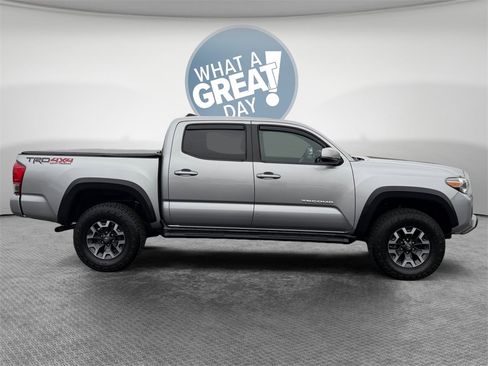 Used 2017 Toyota Tacoma TRD Off-Road image 2