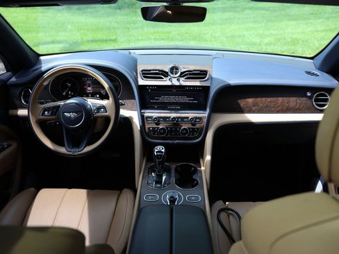 Used 2023 Bentley Bentayga Extended Wheelbase AWD/4WD image 5