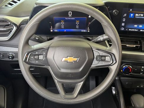 Used 2024 Chevrolet TrailBlazer LT w/ Driver Confidence Package FWD image 4