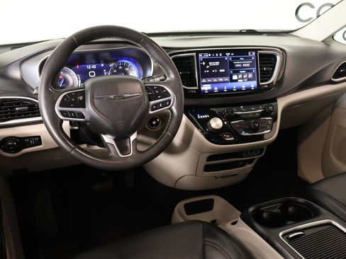 Used 2022 Chrysler Pacifica Touring-L FWD image 2