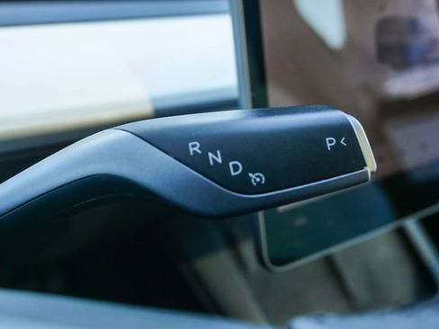 Used 2022 Tesla Model Y Long Range image 24