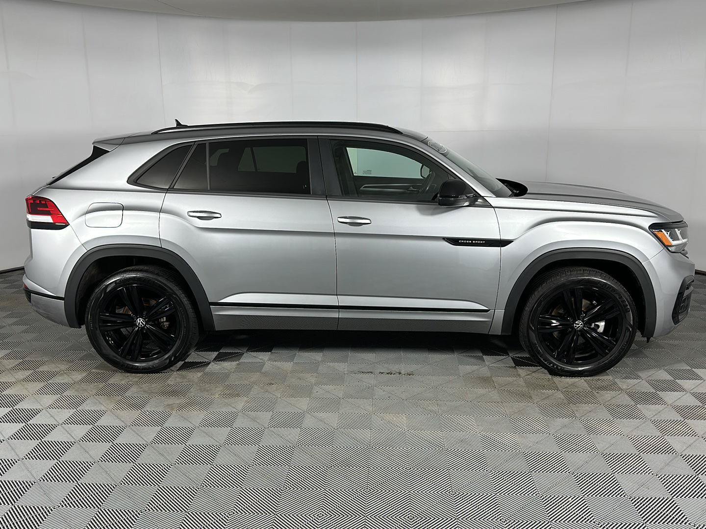 Used 2023 Volkswagen Atlas Cross Sport SEL R-Line AWD/4WD image 34