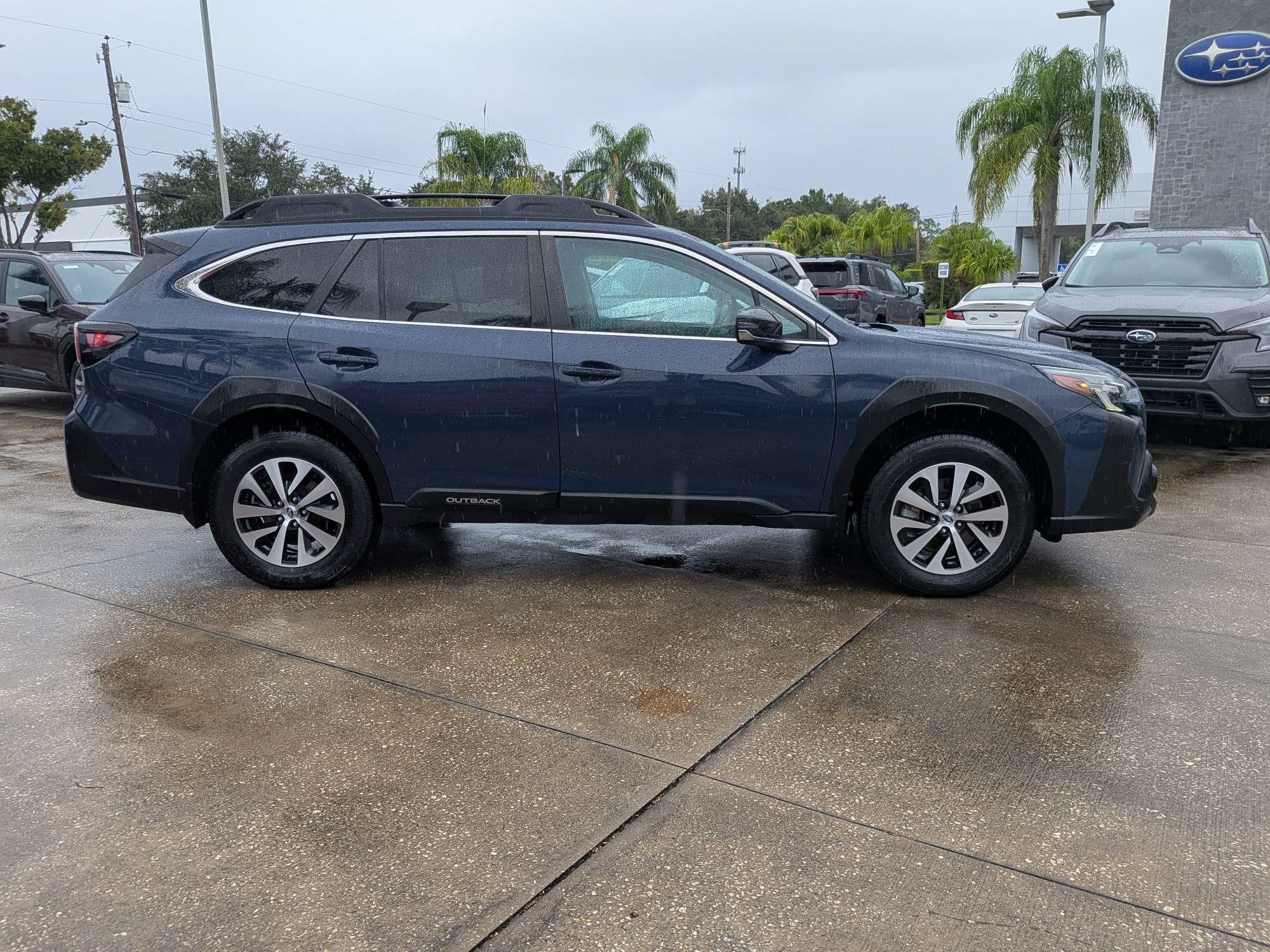 Used 2023 Subaru Outback Premium AWD/4WD image 3