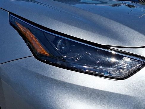 Certified 2025 Toyota Highlander LE FWD image 9