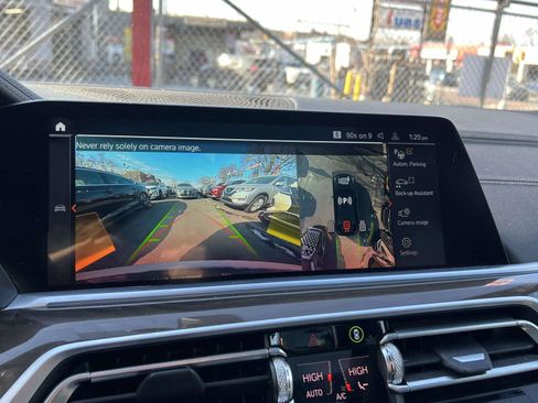 Used 2022 BMW X6 xDrive40i w/ Executive Package image 29