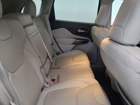 Used 2019 Jeep Cherokee Limited w/ Luxury Group AWD/4WD image 19