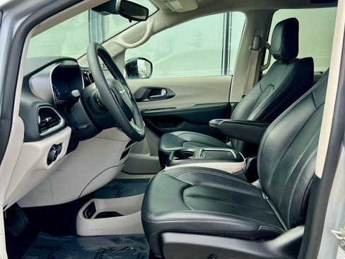 Used 2024 Chrysler Pacifica Touring-L FWD image 15