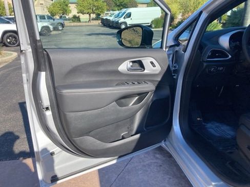 Used 2024 Chrysler Pacifica Touring-L w/ S Appearance Package image 10