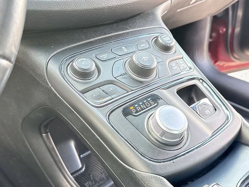Used 2015 Chrysler 200 S FWD image 9
