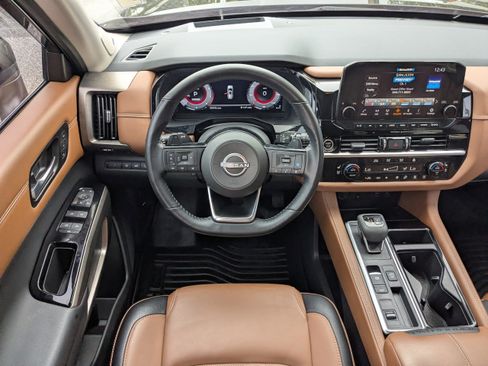Used 2024 Nissan Pathfinder Platinum FWD image 15