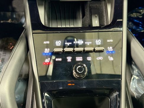 Certified 2025 Porsche Cayenne Turbo image 34