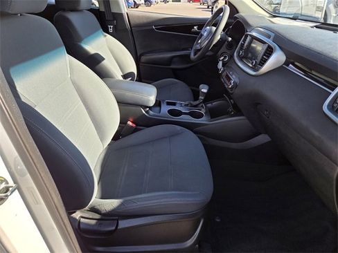 Used 2019 Kia Sorento LX image 15