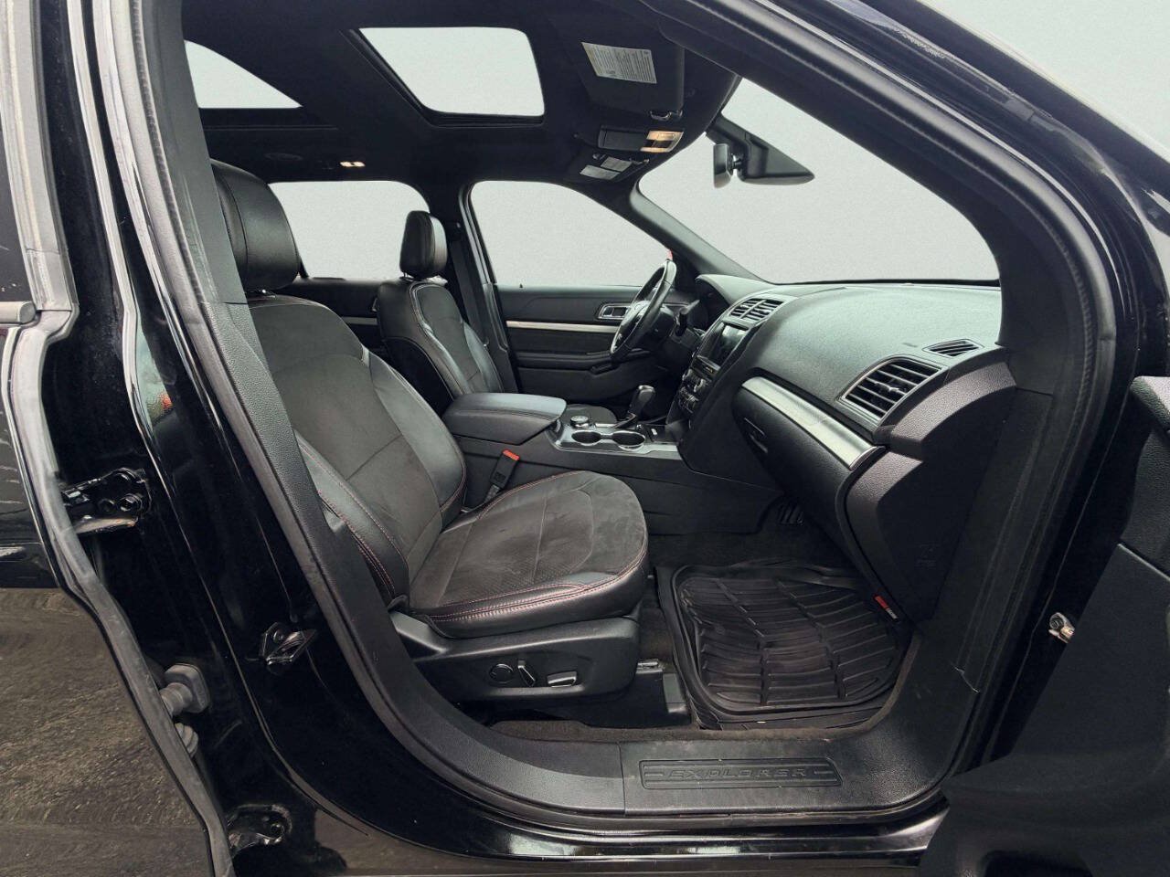 Used 2018 Ford Explorer XLT w/ XLT Appearance Package AWD/4WD image 31
