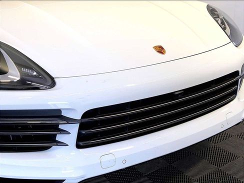 Certified 2023 Porsche Cayenne Platinum Edition AWD/4WD image 34