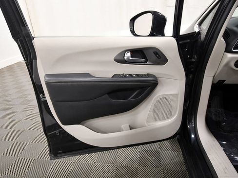 Used 2024 Chrysler Pacifica Touring-L FWD image 13