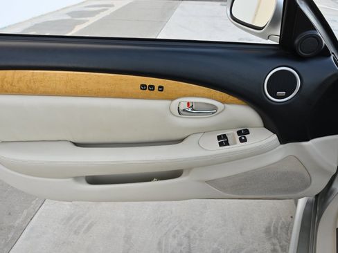 Used 2004 Lexus SC 430 Convertible image 32