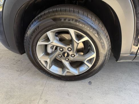 Used 2025 Chevrolet Trax LT FWD image 28