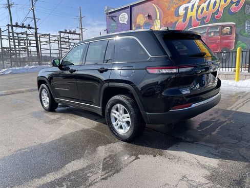 Used 2023 Jeep Grand Cherokee Laredo image 3