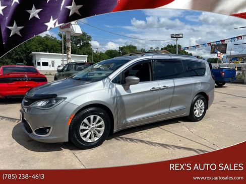 Used 2018 Chrysler Pacifica Touring-L FWD image 1