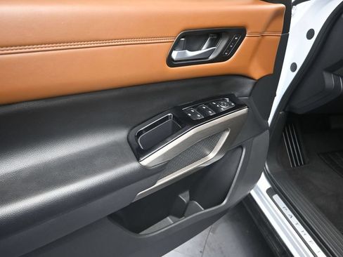 Used 2025 Nissan Pathfinder Platinum FWD image 11