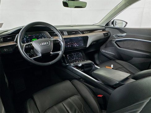 Used 2019 Audi e-tron Prestige w/ Prestige Package image 30