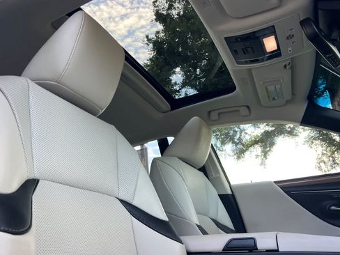 Used 2025 Lexus ES 300h w/ Premium Package FWD image 19