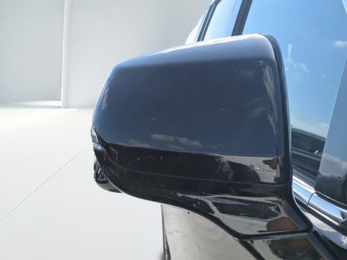 Used 2024 GMC Yukon XL Denali image 10