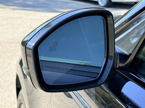 Used 2025 Land Rover Range Rover Velar Dynamic SE image 18