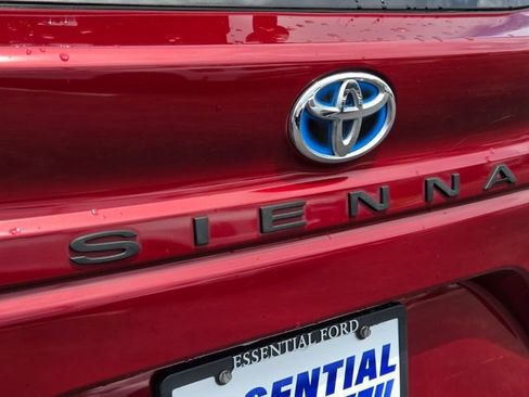 Used 2023 Toyota Sienna XLE FWD image 14