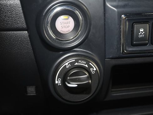 Used 2019 Nissan Titan SV w/ SV Convenience Package image 29