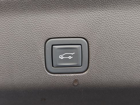 Used 2023 GMC Yukon XL SLT w/ SLT Luxury Package image 19