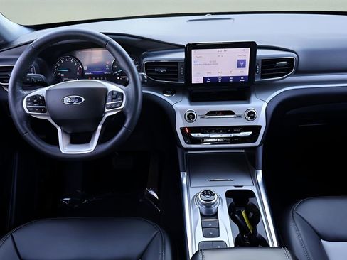 Used 2022 Ford Explorer XLT w/ Equipment Group 202A image 11