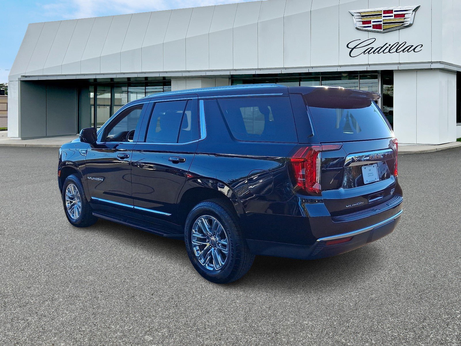 Used 2021 GMC Yukon SLT w/ Rear Media and Nav Package AWD/4WD image 4