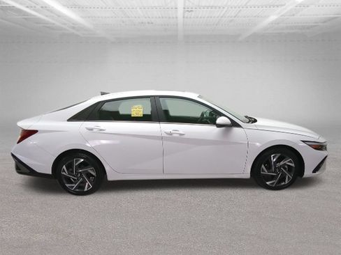 Used 2025 Hyundai Elantra SEL FWD image 10