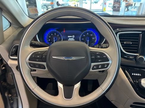 Used 2017 Chrysler Pacifica Limited FWD image 17