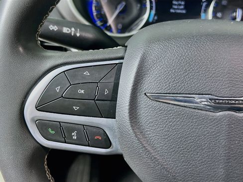 Used 2023 Chrysler Pacifica Touring-L FWD image 18