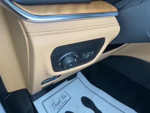 Used 2024 Jeep Grand Cherokee L Summit image 16