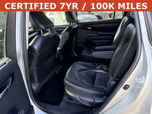 Used 2022 Toyota Highlander XLE AWD/4WD image 17