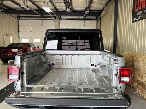 Used 2023 Jeep Gladiator Overland image 10