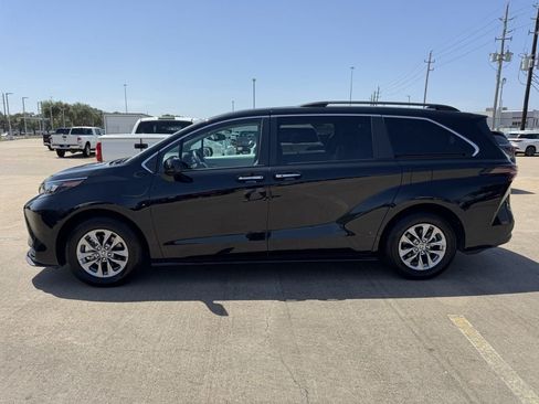Used 2025 Toyota Sienna XLE FWD image 4