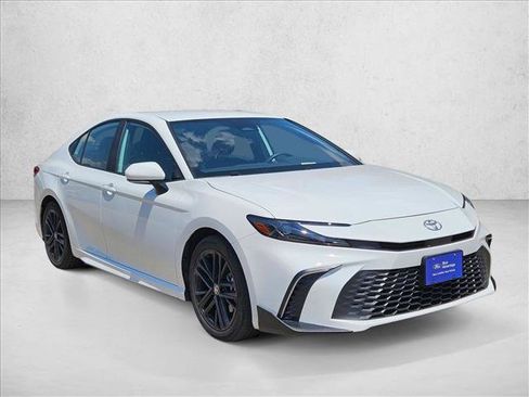 Used 2025 Toyota Camry SE w/ Convenience Package FWD image 3