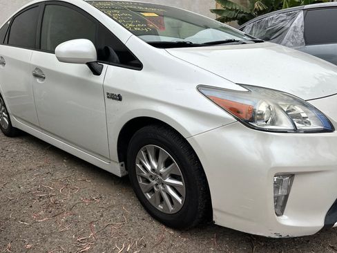 Used 2015 Toyota Prius Prime Plug-In Hybrid FWD image 4