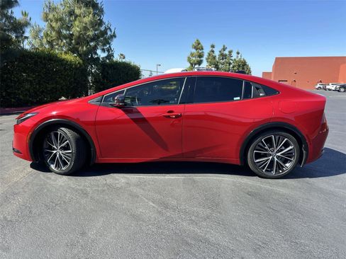 Used 2023 Toyota Prius XLE FWD image 3