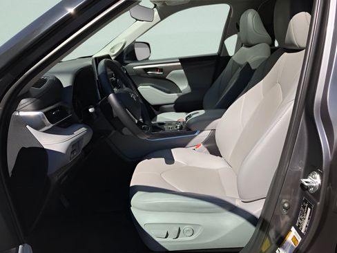 Used 2021 Toyota Highlander Limited AWD/4WD image 19