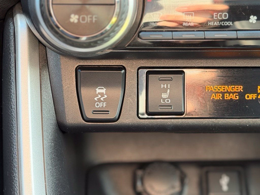 Used 2021 Toyota RAV4 XLE Premium AWD/4WD image 17