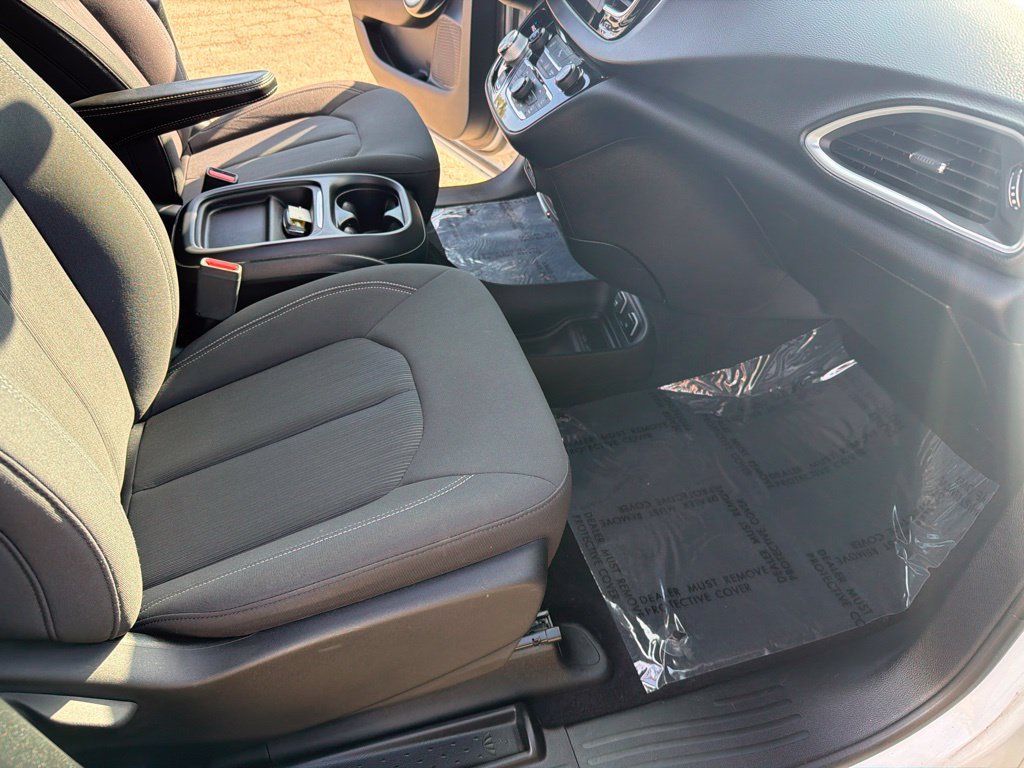 Used 2019 Chrysler Pacifica Touring Plus w/ S Appearance Package FWD image 26