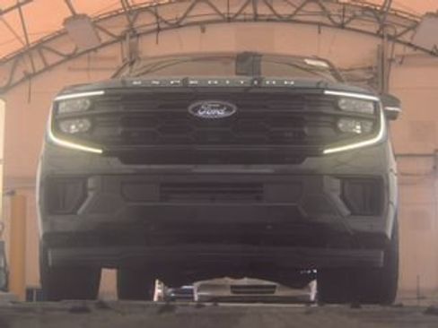 Used 2025 Ford Expedition Active AWD/4WD image 2