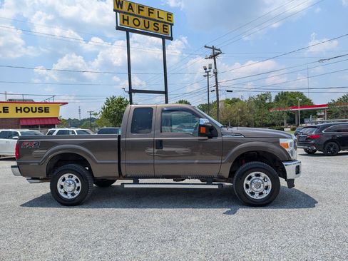 Used 2016 Ford F250 XLT w/ XLT Premium Package AWD/4WD image 5