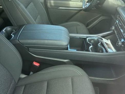 Used 2025 Chevrolet Traverse LT image 10