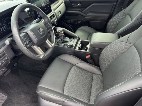 Used 2024 Toyota Tacoma Limited w/ Limited Package (LT) AWD/4WD image 10